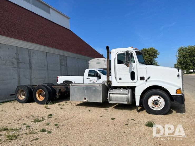 2000-peterbilt-385-image-5