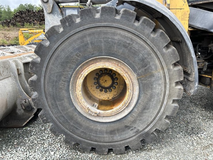 2014-deere-824k-image-78