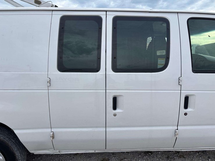 2008-ford-cargo-image-25