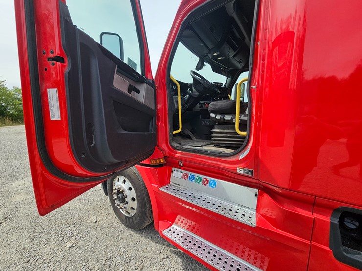 2019-freightliner-cascadia-126-image-50