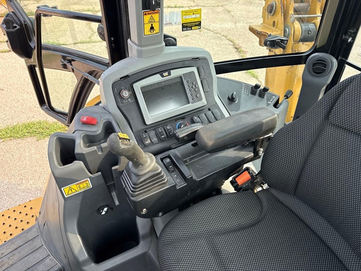 2019-caterpillar-440-image-19