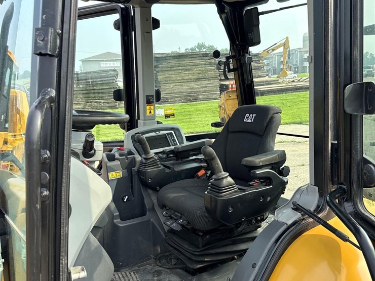 2019-caterpillar-440-image-17