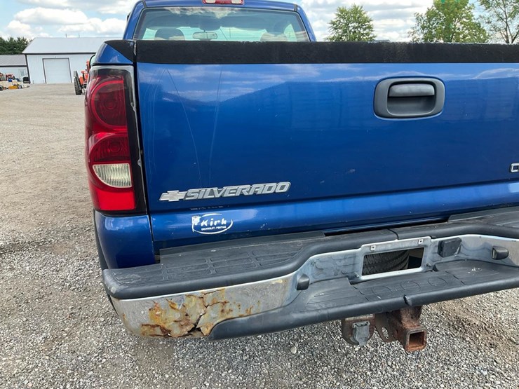 2004-chevrolet-k2500-image-40