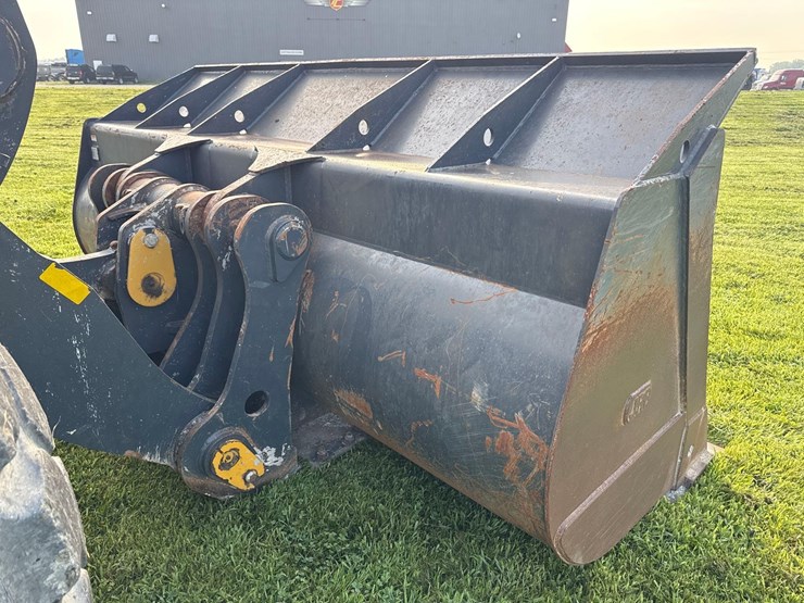 2019-deere-744l-image-9