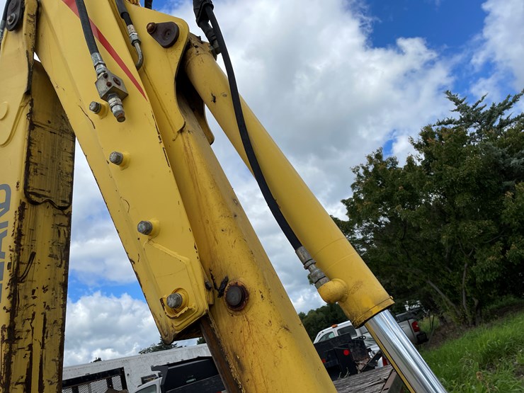 new-holland-lb75b-image-19