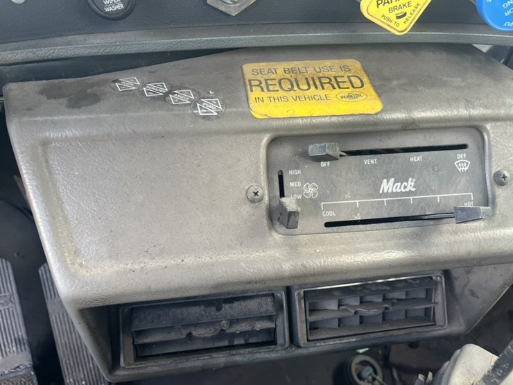 #1555-•-1992-mack-4x4-flat-bed-truck-image-37