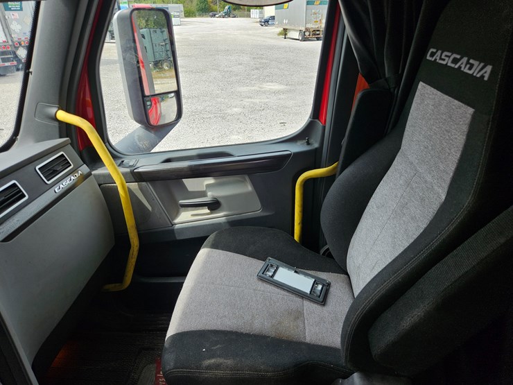 2019-freightliner-cascadia-126-image-55