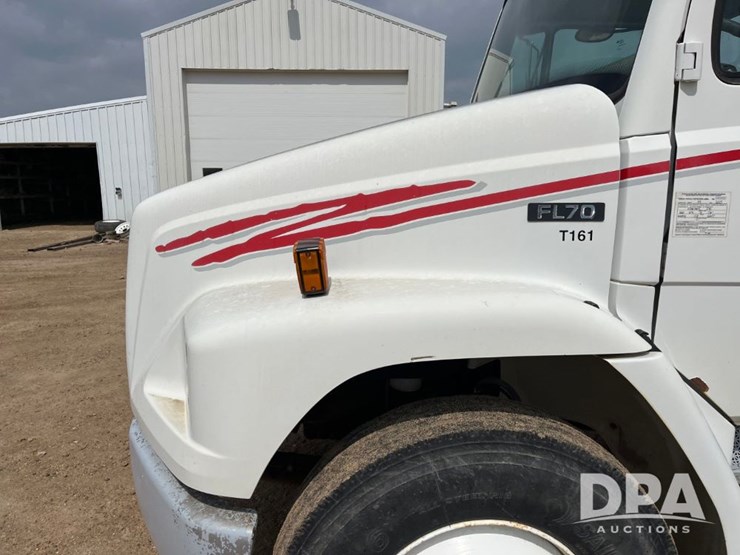 2000-freightliner-fl70-image-16