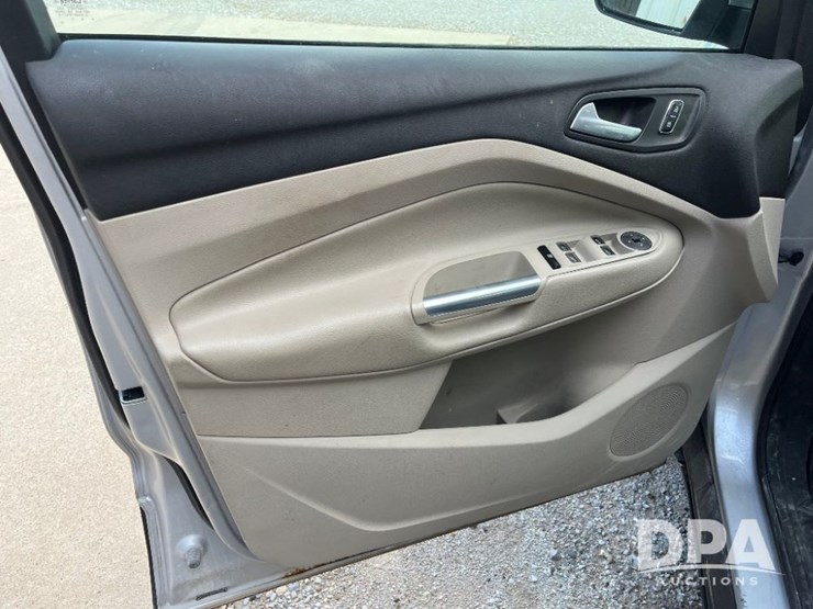 2015-ford-escape-se-image-33
