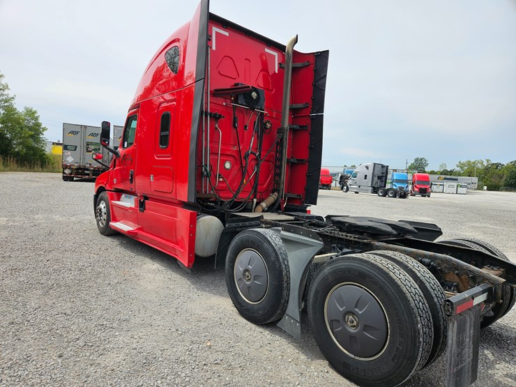 2019-freightliner-cascadia-126-image-11