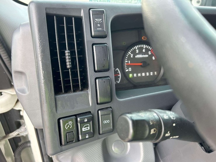2022-isuzu-npr-image-14