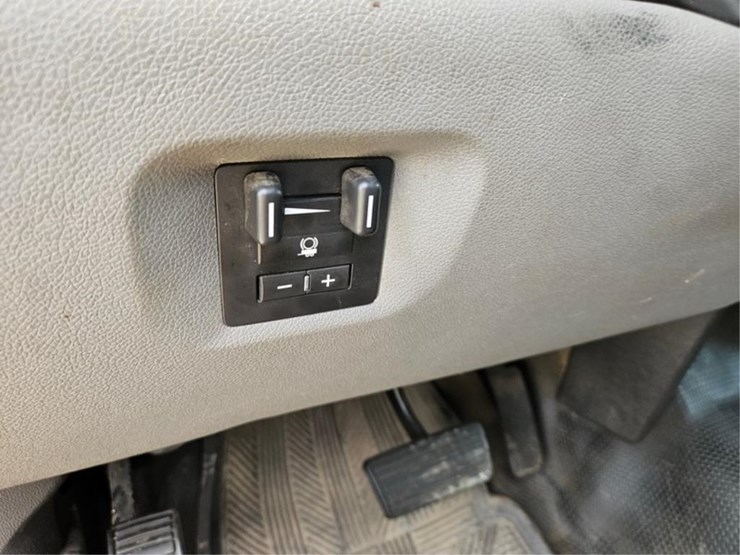 2013-chevrolet-3500hd-image-27