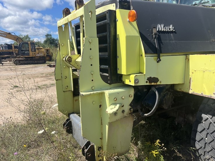 #1555-•-1992-mack-4x4-flat-bed-truck-image-10