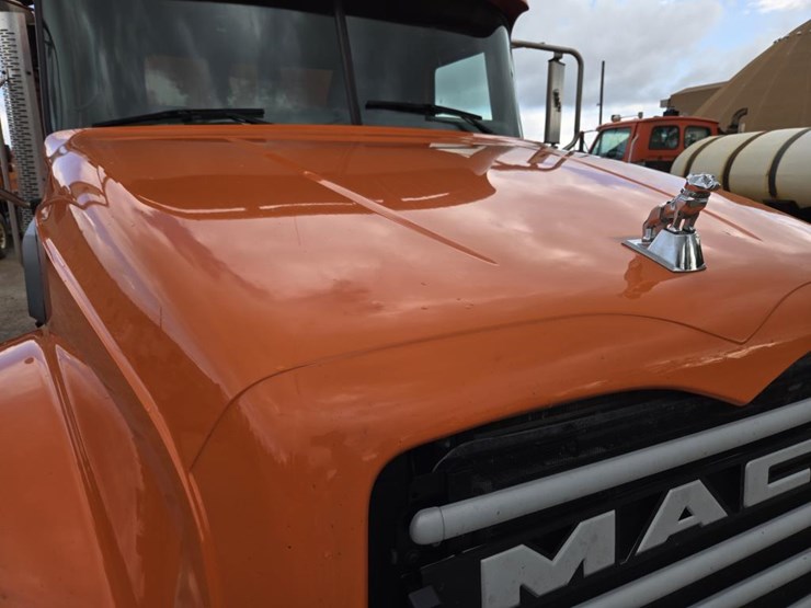 2015-mack-granite-gu813-image-13