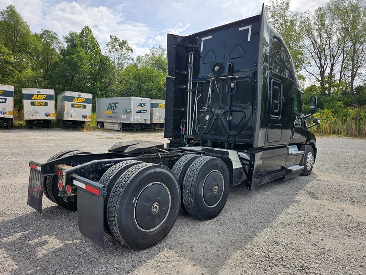 2018-freightliner-cascadia-126-image-17