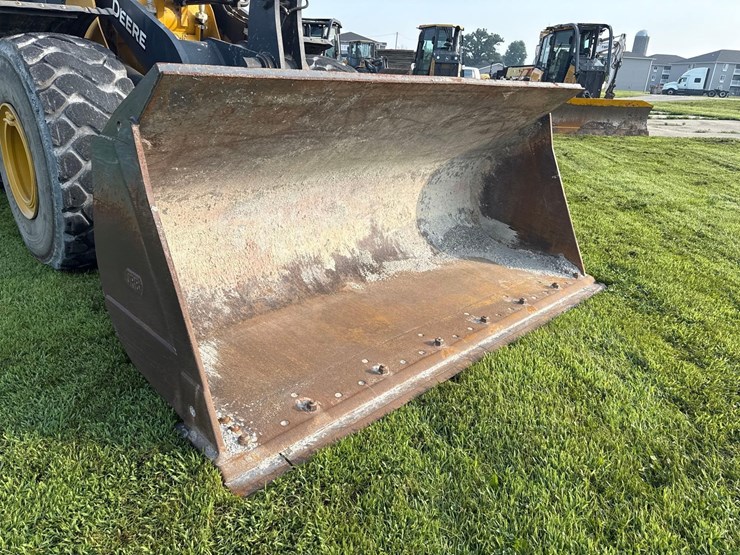 2019-deere-744l-image-7