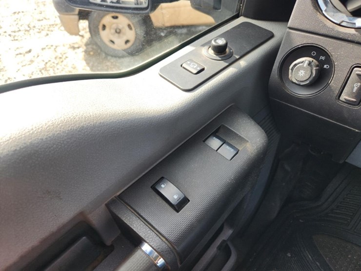 2013-ford-f650-xlt-image-28