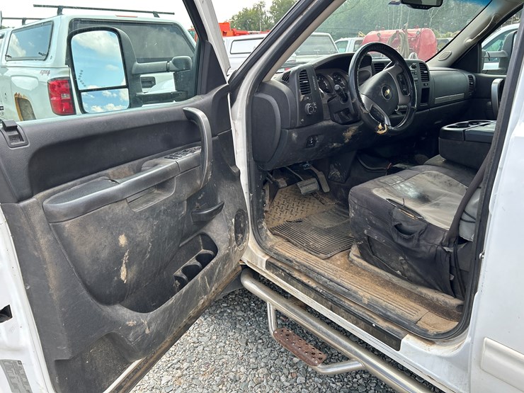 2014-chevrolet-3500-image-43