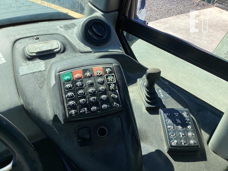 2015-deere-250d-ii-image-12