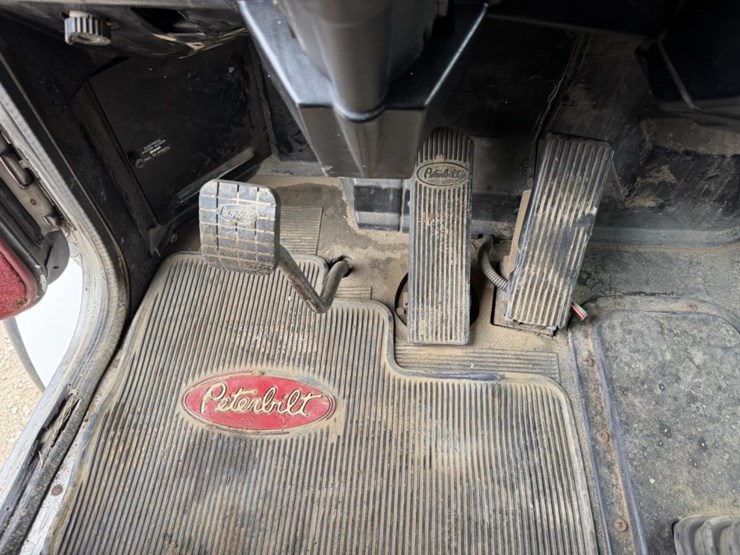 1995-peterbilt-359-image-56
