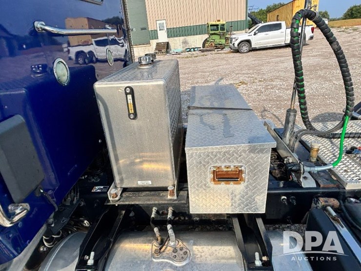 2019-peterbilt-567-image-30