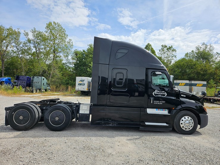 2018-freightliner-cascadia-126-image-21
