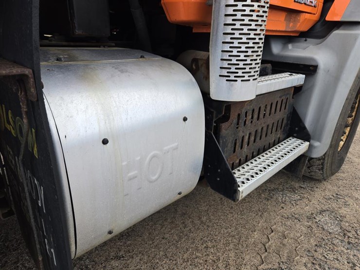 2015-mack-granite-gu813-image-22
