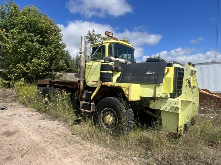 #1555-•-1992-mack-4x4-flat-bed-truck-image-6