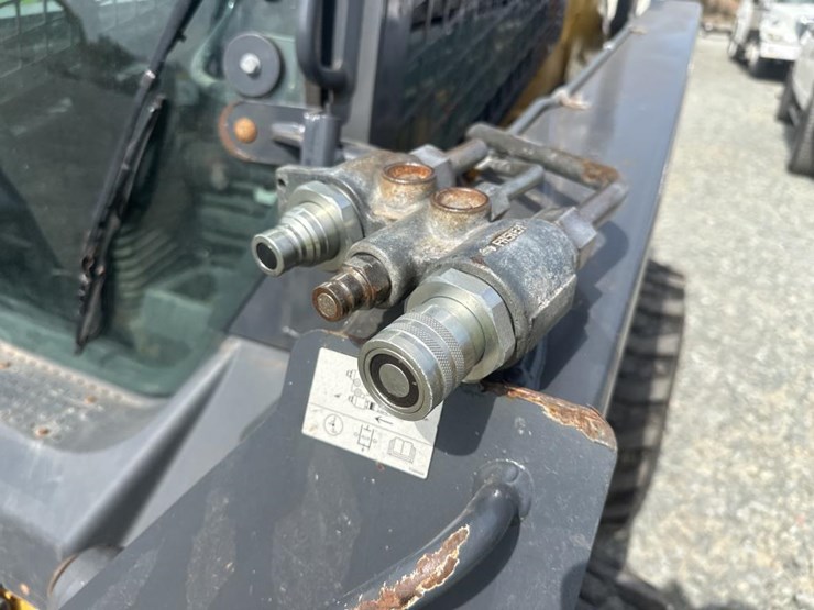 2014-deere-326e-image-29