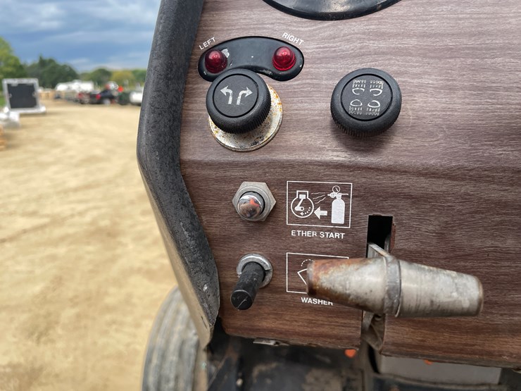 massey-ferguson-2705-image-81