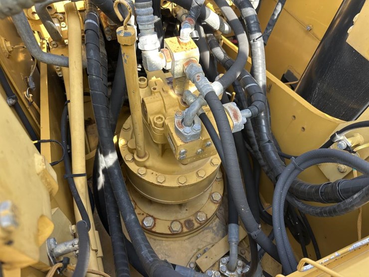 2011-caterpillar-320d-image-57