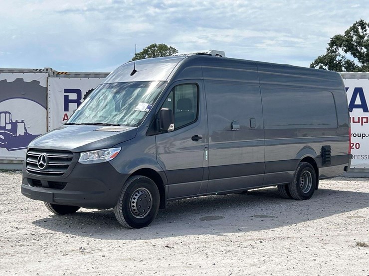 2022-mercedes-benz-sprinter-4500-image-2
