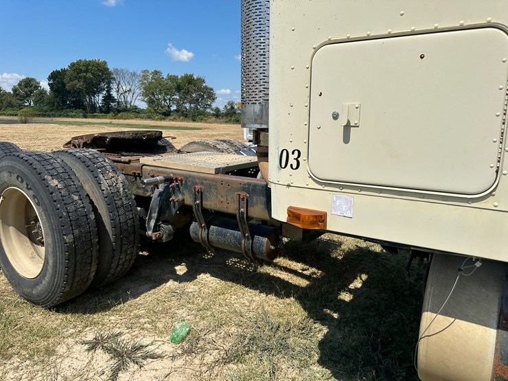 #32186-•-inop-1996-freightliner-usf-1e-t/a-sleeper-truck-tractor-vin:-1fuyddyb0tp728989-image-39