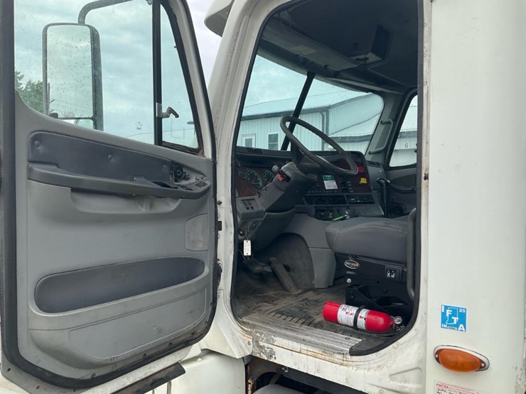 2000-freightliner-flc120-image-26