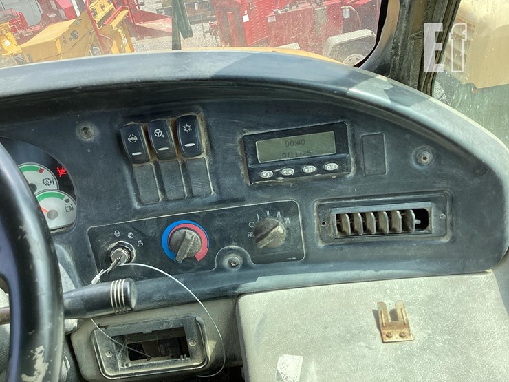 2010-caterpillar-740-image-12