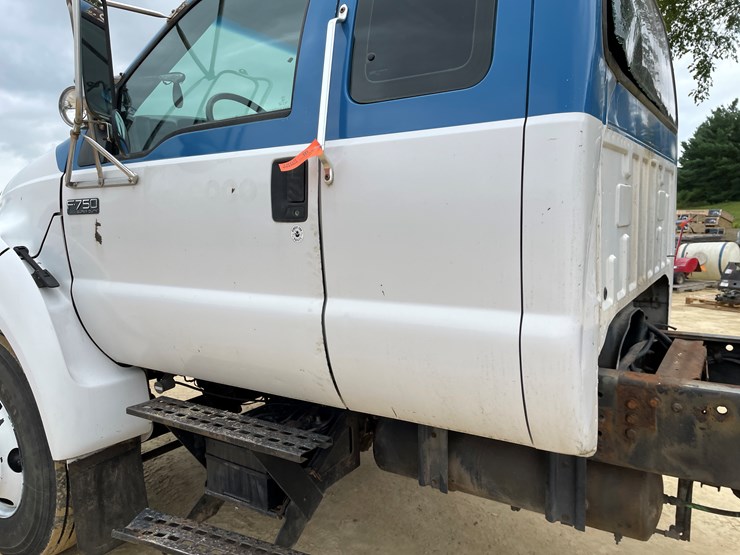 2001-ford-f750-image-27