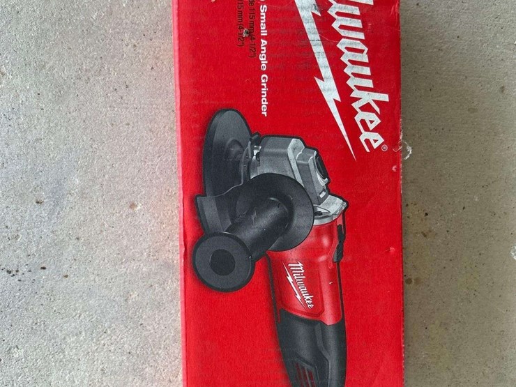 milwaukee-4.5in-small-angle-grinder-image-1