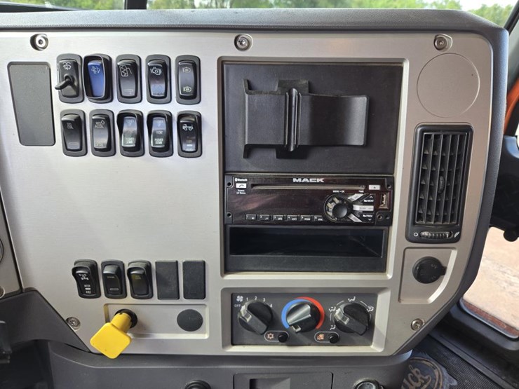 2015-mack-granite-gu813-image-85