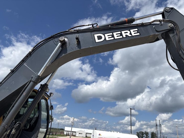 2014-deere-380g-lc-image-27