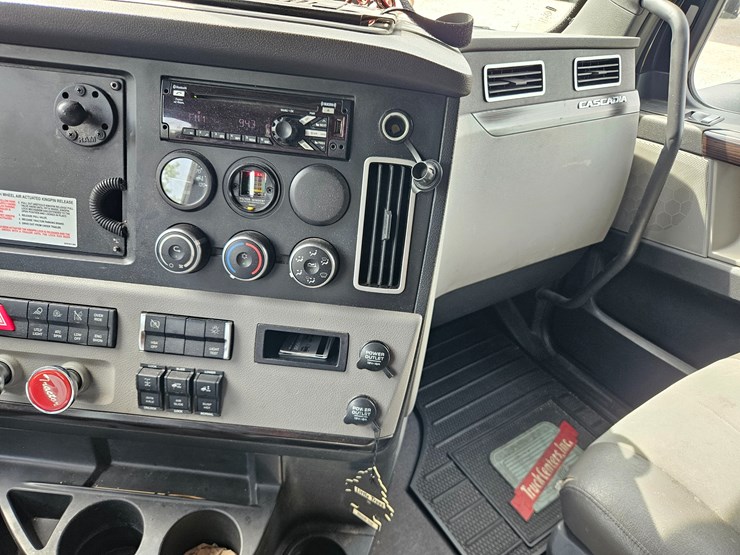 2018-freightliner-cascadia-126-image-57