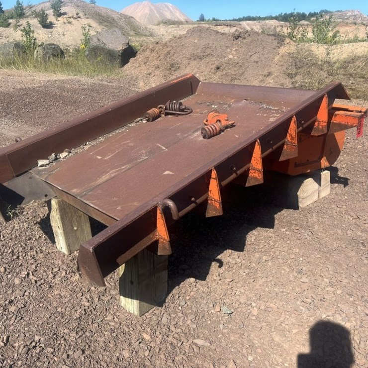 #1570 • Approx 4' Syntron Magnetic Feeder