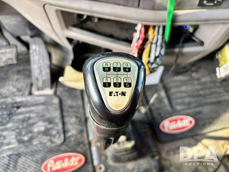 2015-peterbilt-579-image-89