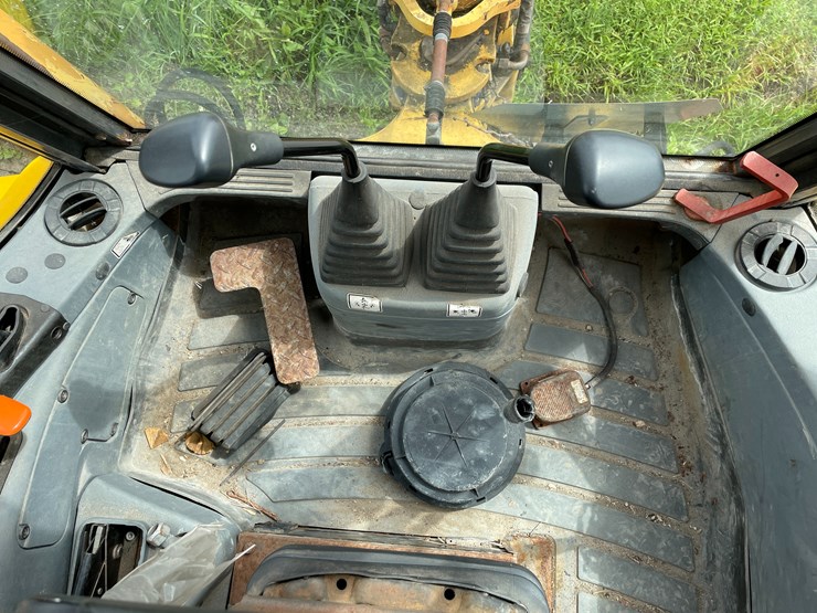 new-holland-lb75b-image-41