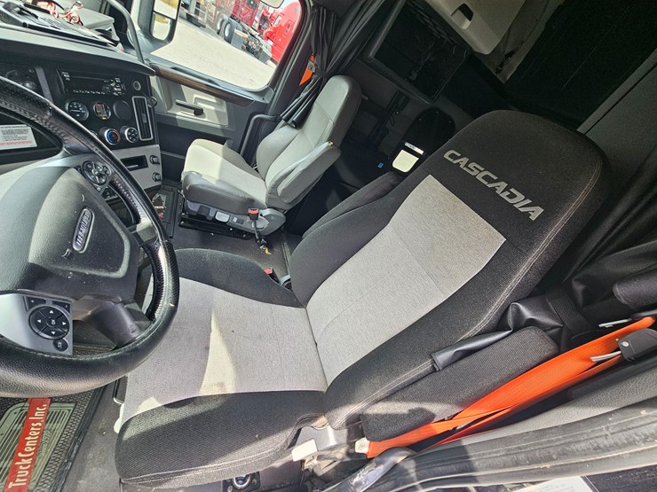 2018-freightliner-cascadia-126-image-54
