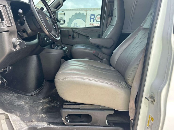 2021-chevrolet-express-2500-image-13