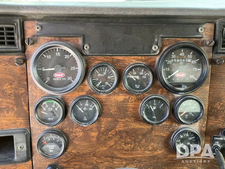 2000-peterbilt-385-image-48