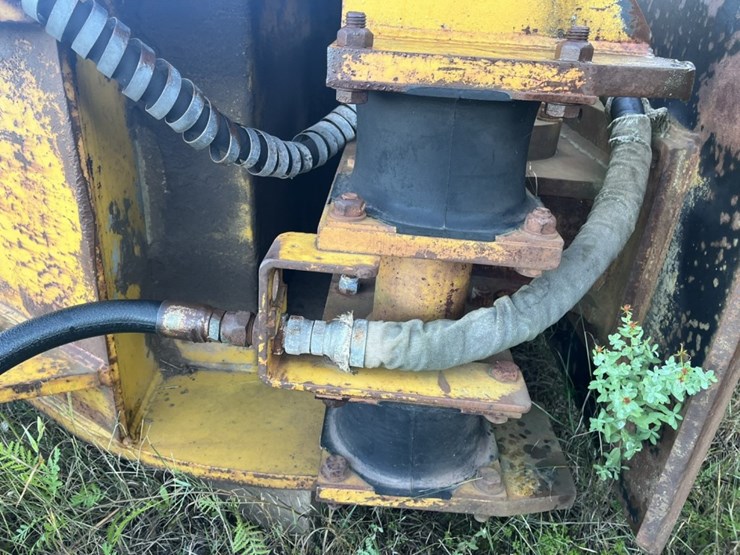 #2539-•-approx-30“-felco-vibrating-bucket-image-7