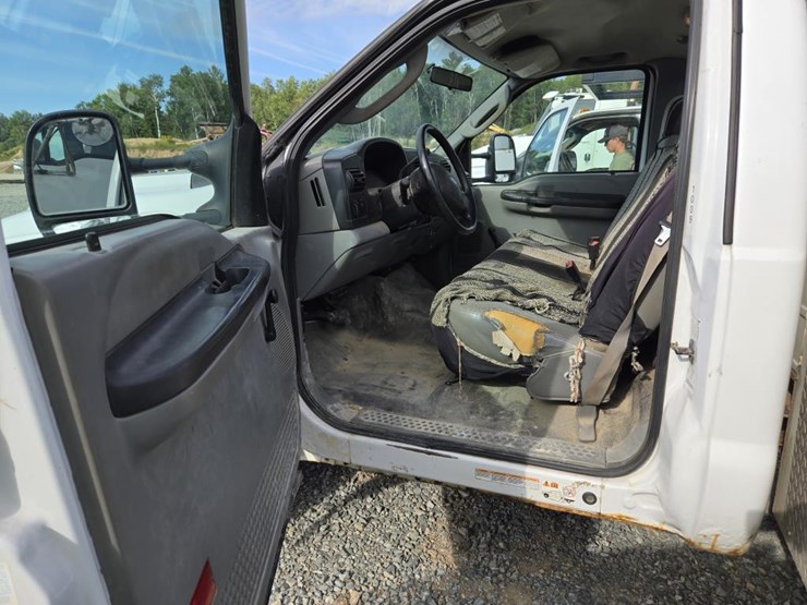 2006-ford-f550-image-46