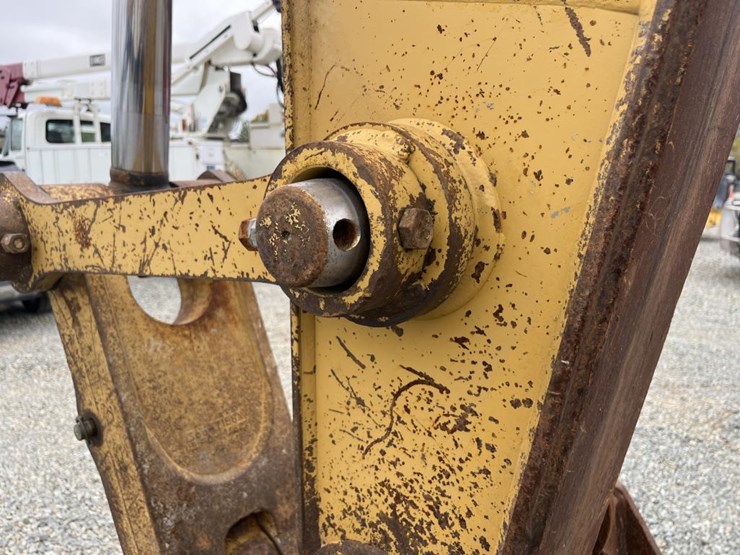 2011-caterpillar-320d-image-19