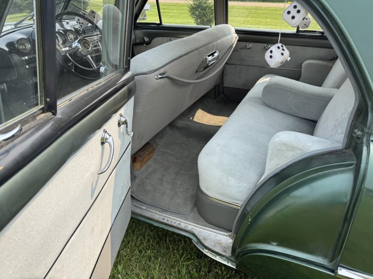 #1062-•-1949-buick-series-50-super-sedan-image-35
